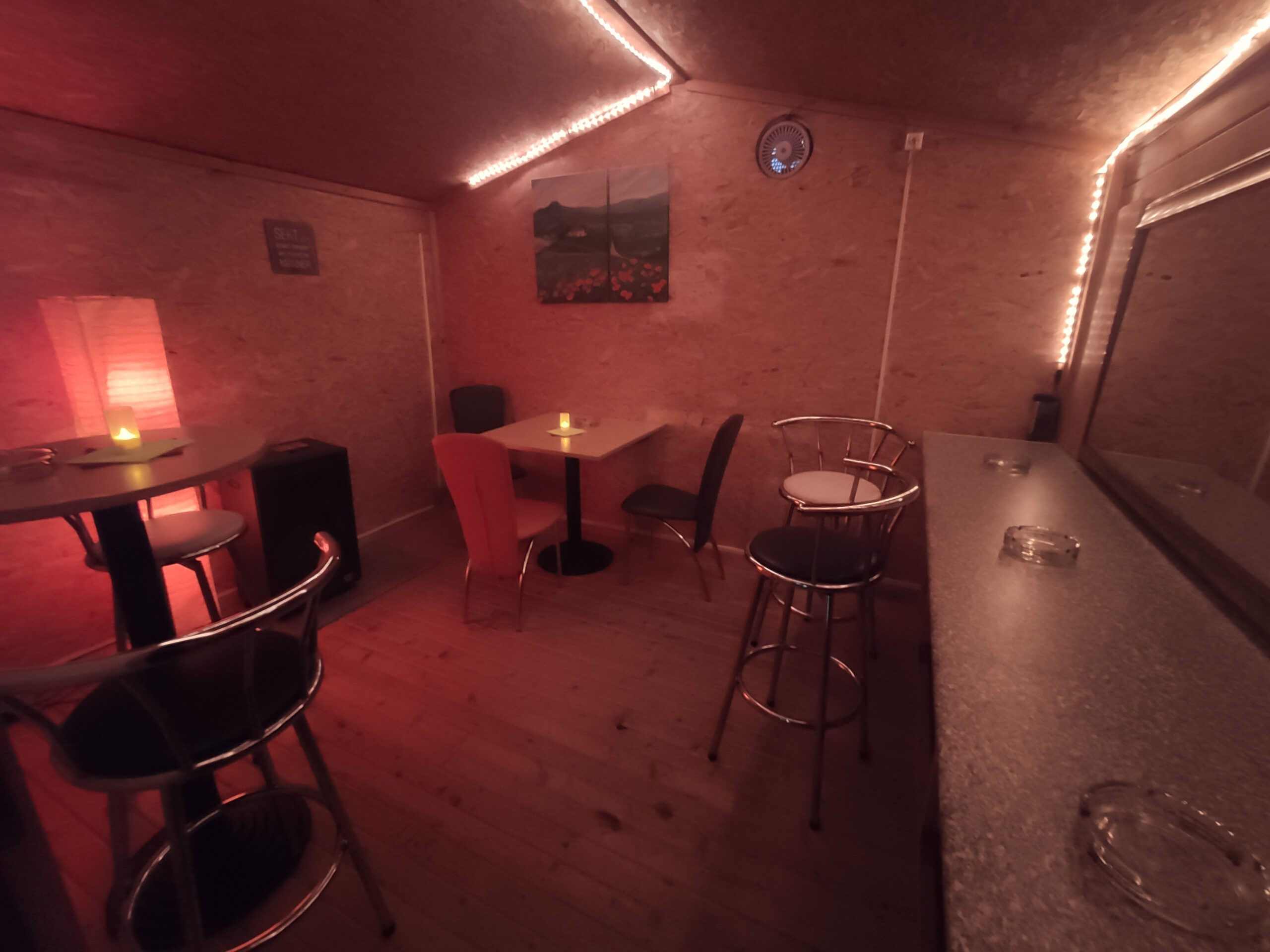 Sitzbereich in der Bar unten