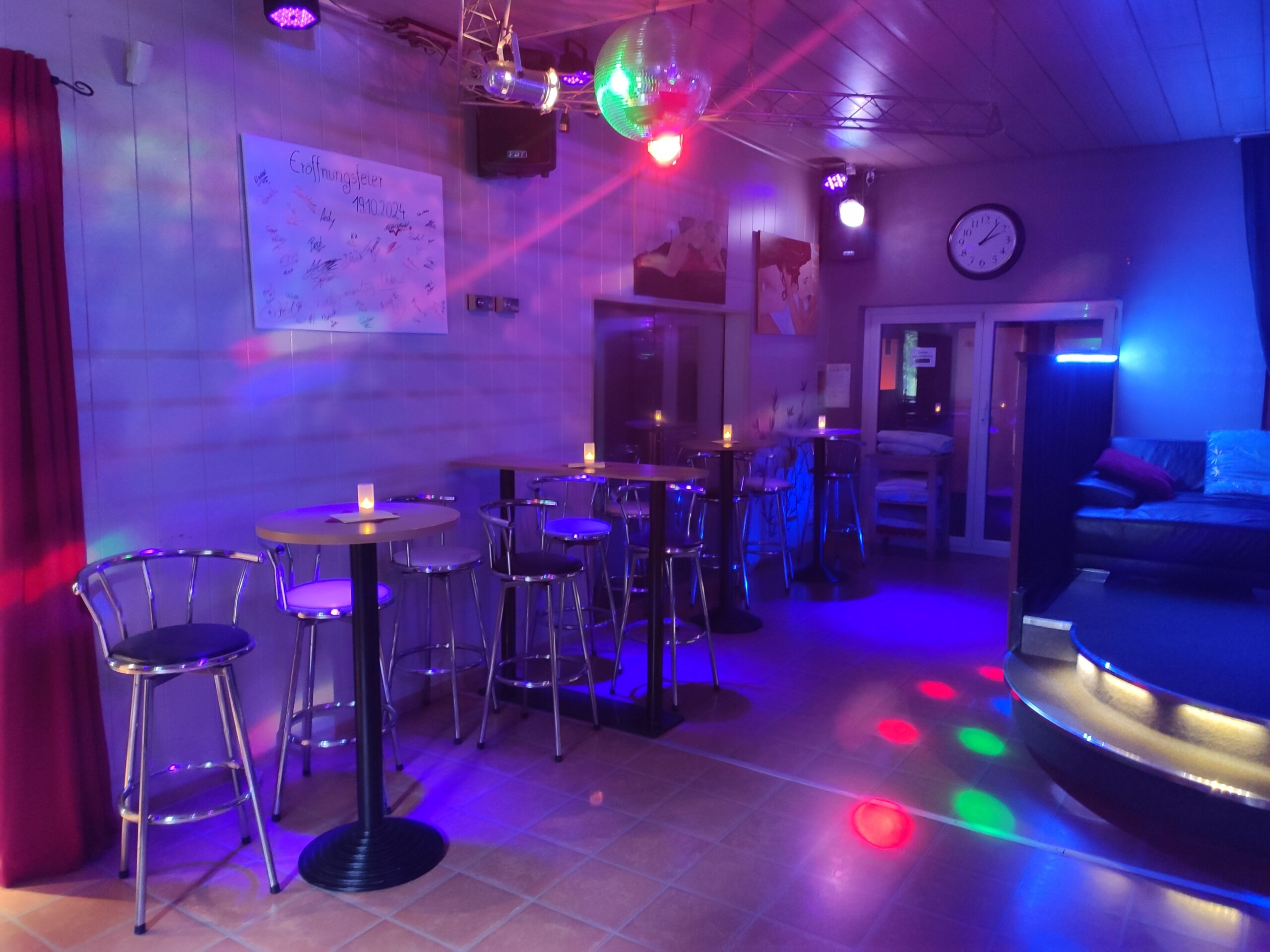 Stehtische im Bar- Bereich